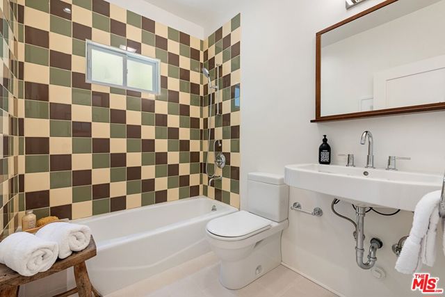 2116 Princeton Avenue, Los Angeles CA: https://media.crmls.org/mediaz/a455a529-ebdf-4cd7-9301-129e0e73357a.jpg
