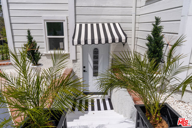 19555 Oxnard Street, Tarzana CA: https://media.crmls.org/mediaz/a4565898-fa64-4e64-98fa-5ac92d508df5.jpg
