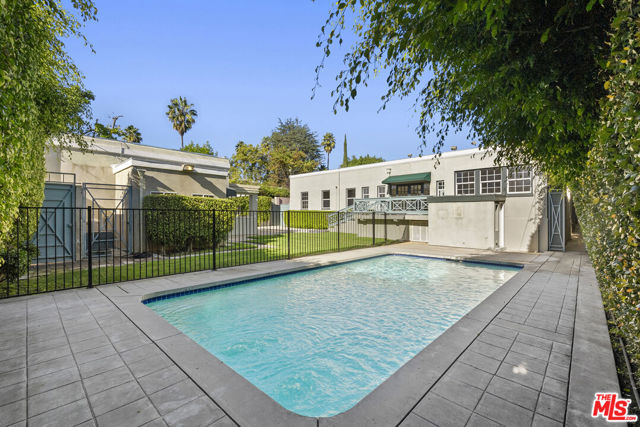 803 N Rexford Drive, Beverly Hills CA: https://media.crmls.org/mediaz/a4567616-60d1-4ef4-8d53-5911093c1e9e.jpg
