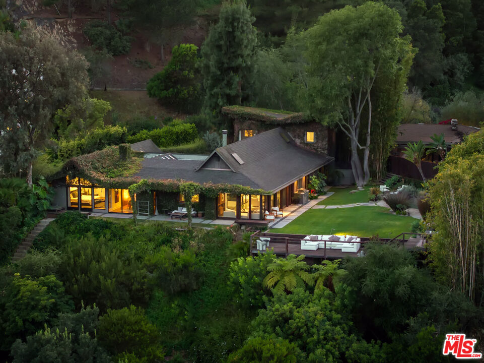2220 Banyan Drive