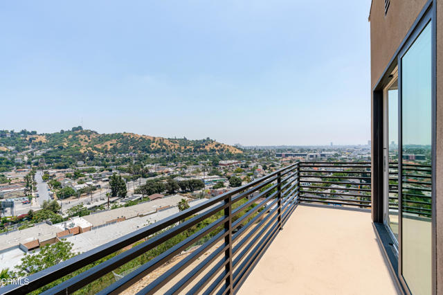 3874 W Point Drive, Los Angeles CA: https://media.crmls.org/mediaz/a4573a5f-9a1b-4655-ae0a-d5b8ed9c6929.jpg