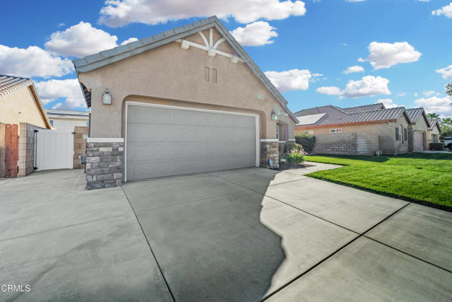 Detail Gallery Image 3 of 36 For 6134 Still Meadow Ln, Lancaster,  CA 93536 - 3 Beds | 2 Baths