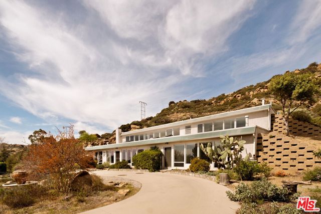 7401 Studio Road, Canoga Park CA: https://media.crmls.org/mediaz/a458a955-03cf-467a-95fa-6c29864abd03.jpg