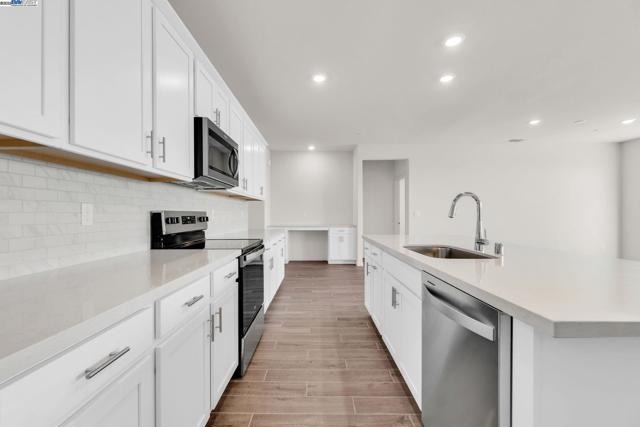 4171 Markovich Ct, Richmond CA: https://media.crmls.org/mediaz/a45a617c-76dd-487a-add5-ea036d78ee1b.jpg