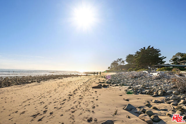 8105 Buena Fortuna Street, Carpinteria CA: https://media.crmls.org/mediaz/a45a7d90-25af-413f-99c3-c2324ad7bbb7.jpg