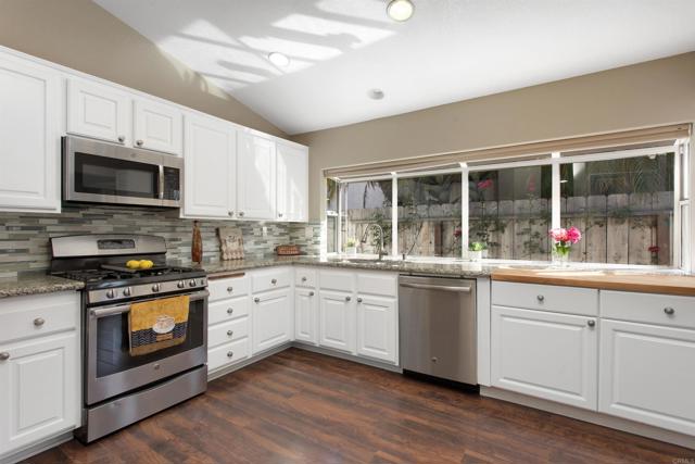 1842 Corte Pulsera, Oceanside CA: https://media.crmls.org/mediaz/a45aa289-fdba-43c1-8de8-cfe20cd08a7d.jpg