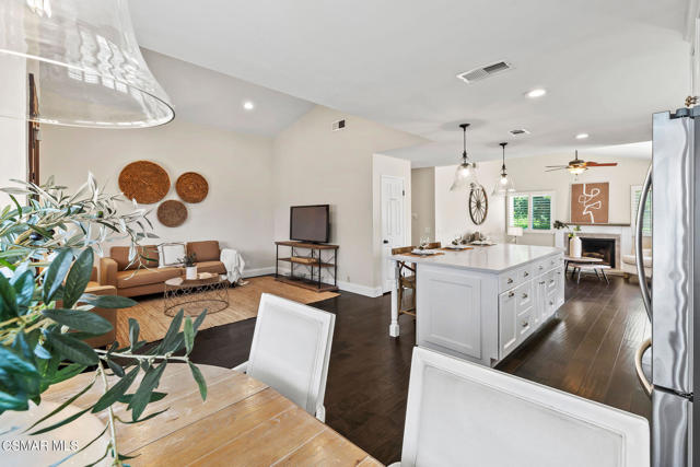 4570 N Vistapark Drive, Moorpark CA: https://media.crmls.org/mediaz/a45b59c1-1c27-4122-b8df-3eb015a31816.jpg