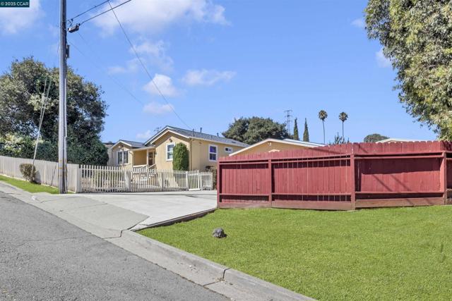948 Jones Ave, Pinole CA: https://media.crmls.org/mediaz/a45b6fb0-037f-4300-8135-7b2387323d13.jpg