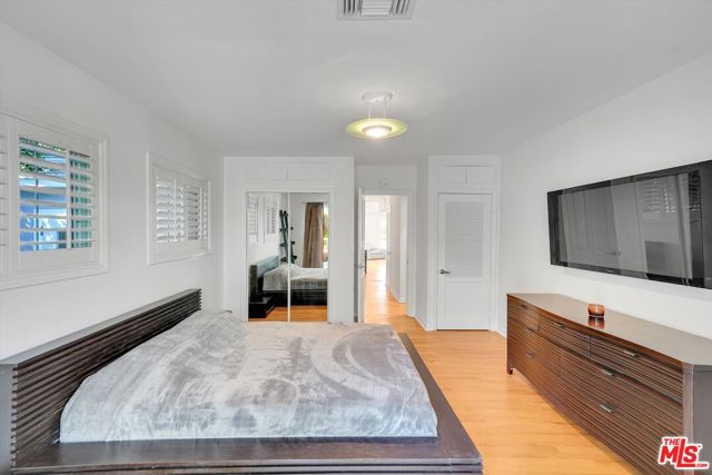660 S Gretna Green Way, Los Angeles CA: https://media.crmls.org/mediaz/a45ce7c9-f805-42ec-a414-af03b4f93d49.jpg