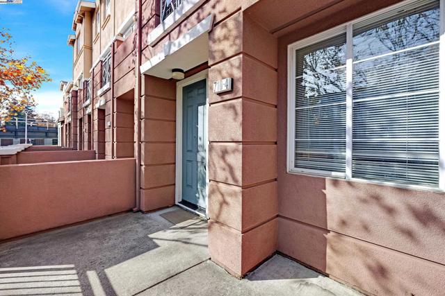 710 City Walk Pl, Hayward CA: https://media.crmls.org/mediaz/a45cf2a4-693f-412b-9e5a-f69d67735e3d.jpg