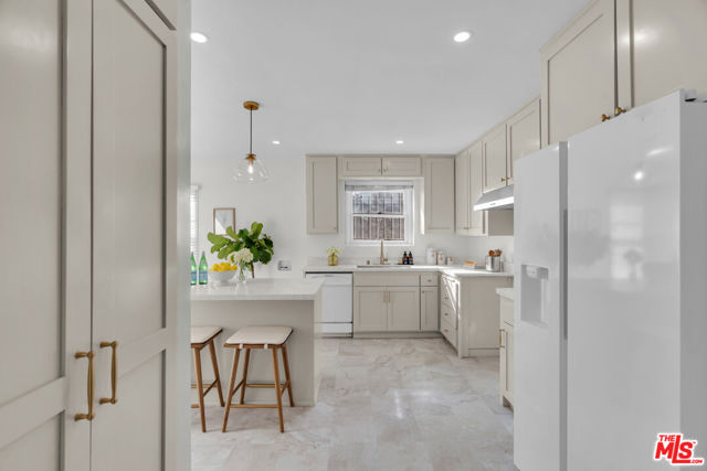 5248 Parkglen Avenue, Los Angeles CA: https://media.crmls.org/mediaz/a45d160a-804f-4a96-90d7-f3d6c964f710.jpg