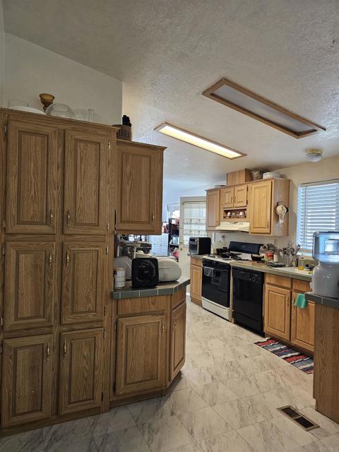 Detail Gallery Image 2 of 5 For 7700 Lampson Ave Spc #100,  Garden Grove,  CA 92841 - 4 Beds | 2 Baths
