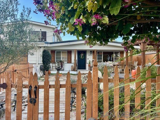 3275 Maezel Ln, Carlsbad CA: https://media.crmls.org/mediaz/a45e12e7-6791-4b87-91be-310b1819109a.jpg