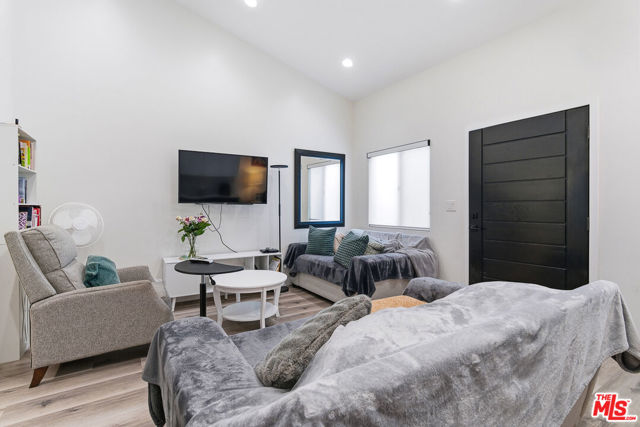 611 N Buena Vista Street, Burbank CA: https://media.crmls.org/mediaz/a45e200d-ec8f-4217-8d2f-634eaa0b3196.jpg