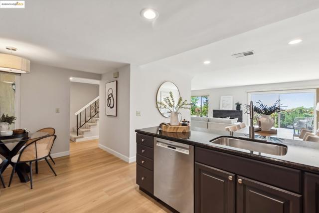 93 Thousand Oaks St, Oakland CA: https://media.crmls.org/mediaz/a45e6a02-1564-4951-9379-0d1930a66116.jpg