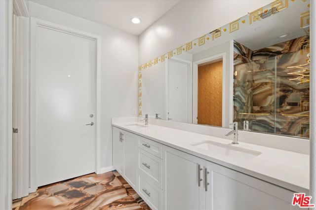 13225 Victory Boulevard photo 22
