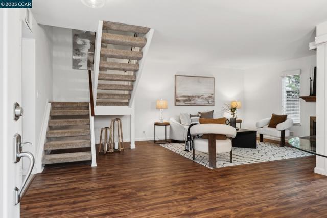 136 Garden Creek Pl, Danville CA: https://media.crmls.org/mediaz/a4606bb2-ea85-42a2-9b82-41dea9c607f9.jpg