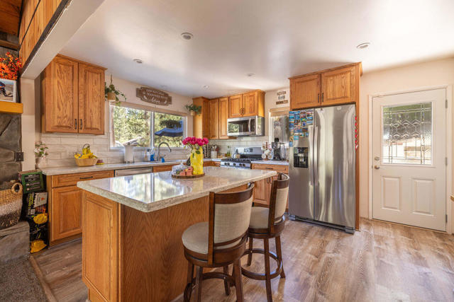 308 W Rainbow Boulevard, Big Bear CA: https://media.crmls.org/mediaz/a460873e-6b61-4d48-9661-f6c61f2c804a.jpg