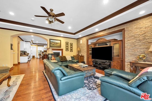 14933 Sutton Street, Sherman Oaks CA: https://media.crmls.org/mediaz/a460aecc-823d-4991-be44-826ecc852a99.jpg