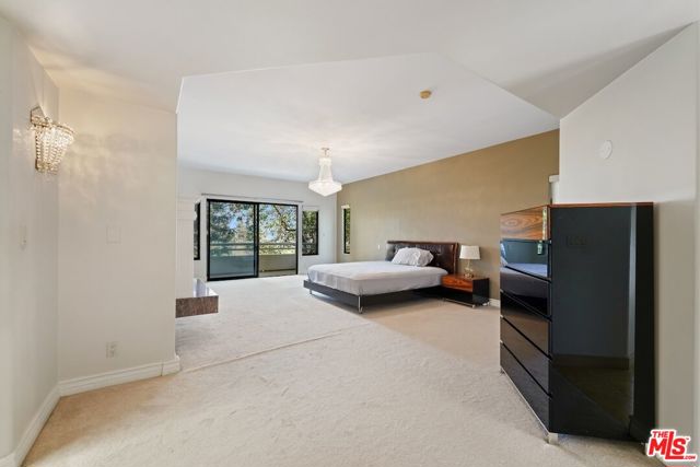 15656 Crownridge Place, Sherman Oaks CA: https://media.crmls.org/mediaz/a460b990-c381-4193-b3ea-a8c651e3608d.jpg