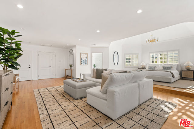 16979 Encino Hills Drive, Encino CA: https://media.crmls.org/mediaz/a4610f63-4a0c-49ba-89be-fae795f77659.jpg