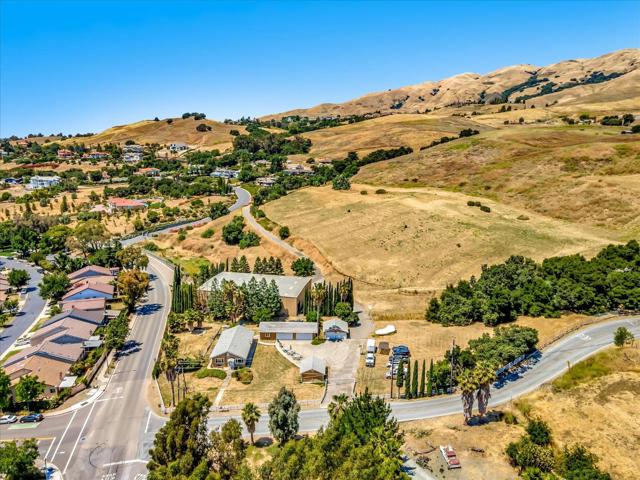 1995 Old Calaveras Road, Milpitas CA: https://media.crmls.org/mediaz/a4612f93-c575-4692-8649-4cdae6c69098.jpg