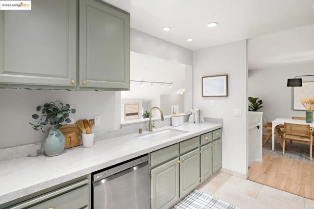 6566 Chelton Dr, Oakland CA: https://media.crmls.org/mediaz/a4613102-84ba-4789-91cb-a345903e1473.jpg