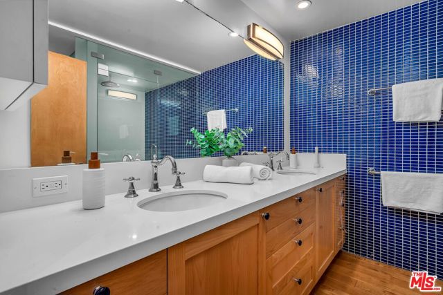 4 Lighthouse Street, Marina del Rey CA: https://media.crmls.org/mediaz/a461c75e-5c6c-4607-81f6-8e1b2a0cd9b2.jpg