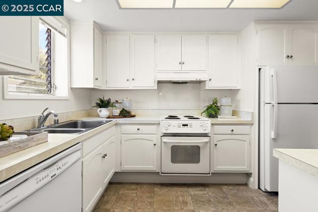 2200 Pine Knoll Dr, Walnut Creek CA: https://media.crmls.org/mediaz/a461c922-8e0e-4b22-8a63-d354e5beb8a0.jpg