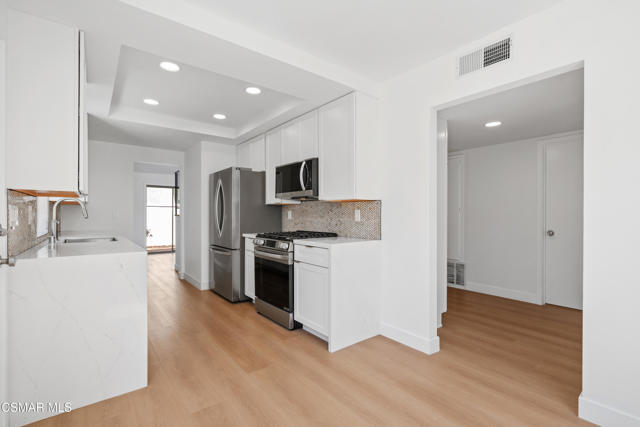 6848 Poppyview Drive, Oak Park CA: https://media.crmls.org/mediaz/a4622bd4-e802-485d-811e-90d9fad5ac17.jpg