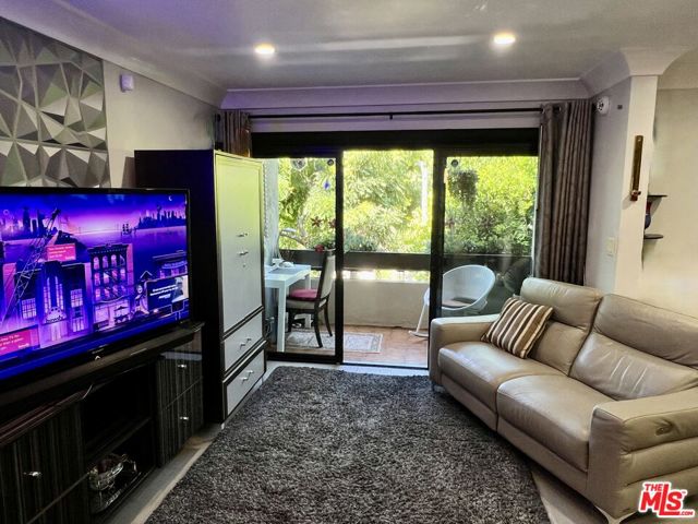 950 N Kings Road, West Hollywood CA: https://media.crmls.org/mediaz/a462e305-e676-4d84-981c-b6998e453c9a.jpg