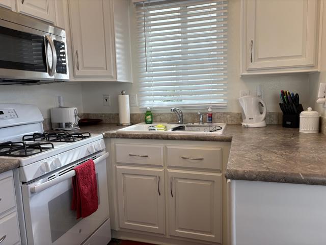 74711 Dillon Road, Desert Hot Springs CA: https://media.crmls.org/mediaz/a4635fc2-7f2d-4345-b7ac-59e409a1ef3b.jpg