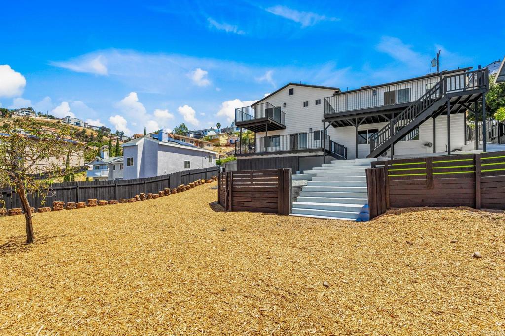 https://media.crmls.org/mediaz/a4636a5e-4cce-4986-8a68-e3a4ea15a86c.jpg?preset=X-Large
