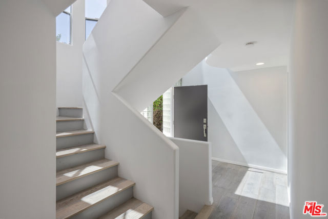 1129 2nd Street, Hermosa Beach CA: https://media.crmls.org/mediaz/a4637869-eaaf-41d4-8387-61f5fc5e732d.jpg