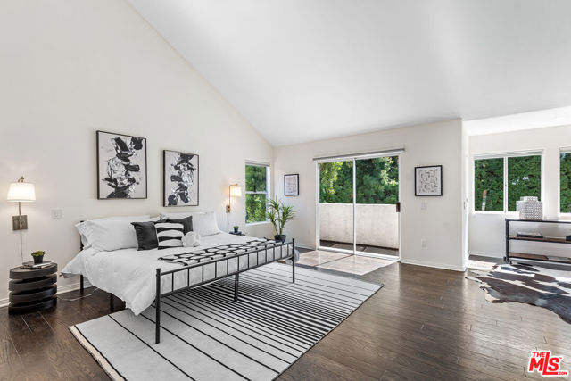 4744 Norwich Avenue, Sherman Oaks CA: https://media.crmls.org/mediaz/a463d2e4-d705-4211-b153-090083e01bd1.jpg