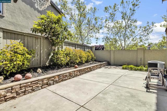 1186 Waverly Cir, Hercules CA: https://media.crmls.org/mediaz/a46456f5-3c19-45af-92b8-5417a0c0b05d.jpg