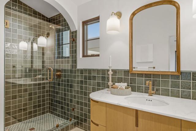 Detail Gallery Image 52 of 72 For 8341 La Jolla Scenic Dr, La Jolla,  CA 92037 - 5 Beds | 5/1 Baths