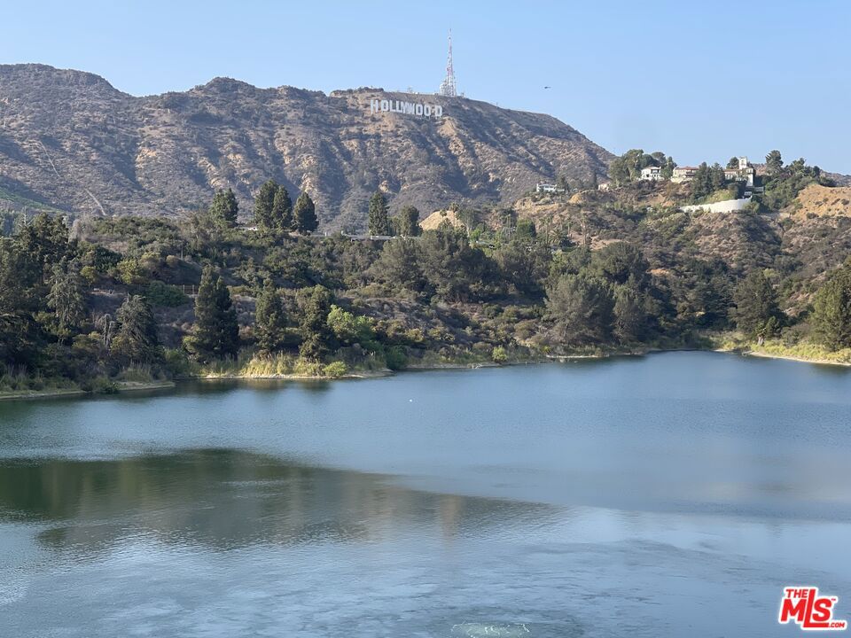 https://media.crmls.org/mediaz/a464b70d-b7eb-41f7-a893-1ac968da6667.jpg?preset=X-Large