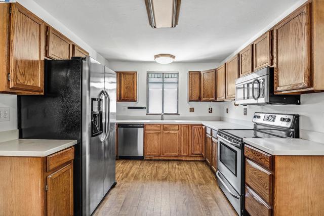 1137 Post St, Alameda CA: https://media.crmls.org/mediaz/a464b9d1-554c-4ce2-94b5-9dc981c70992.jpg