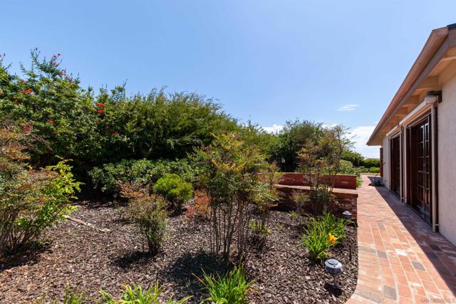 5353 Westknoll Dr, San Diego CA: https://media.crmls.org/mediaz/a4675d7a-d4d8-4c85-a30a-8cc03d554152.jpg