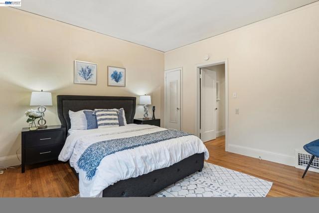 1424 Hampel St, Oakland CA: https://media.crmls.org/mediaz/a467ae31-5d88-4c3e-a14b-a6570186a8ec.jpg