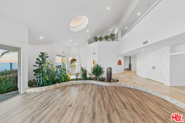 32215 Pacific Coast Highway, Malibu CA: https://media.crmls.org/mediaz/a46818d5-5ce0-438d-8ad0-fa8933d3c447.jpg