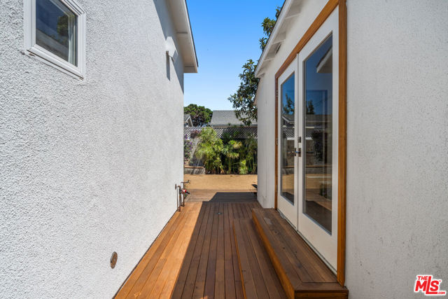 2425 Cloy Avenue, Venice CA: https://media.crmls.org/mediaz/a469424c-de14-435d-973b-429fe1dd6412.jpg