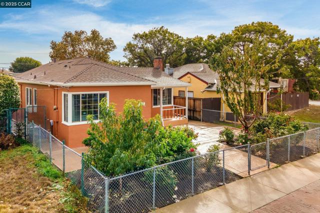 66 Murdock St, Richmond CA: https://media.crmls.org/mediaz/a4696a5b-0d6e-4718-aff6-4213678c9e20.jpg