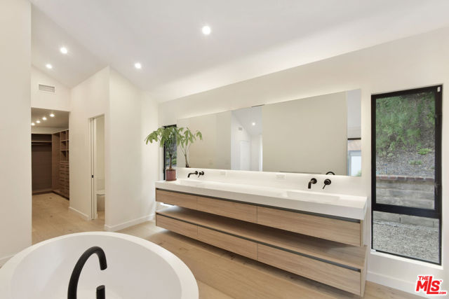 24728 Vantage Point Terrace, Malibu CA: https://media.crmls.org/mediaz/a46b03d3-7bf9-4764-9766-1be2b113bf35.jpg