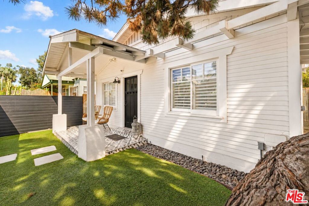 1605 Cabrillo Avenue — architectural residence