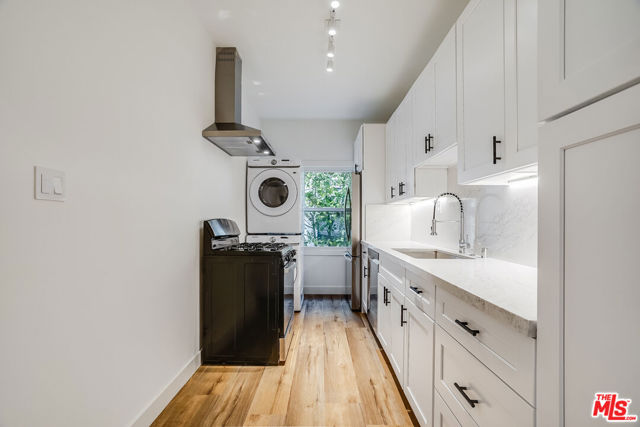 151 N Swall Drive, Beverly Hills CA: https://media.crmls.org/mediaz/a46bc8e7-a2eb-4be4-aabb-ad4823832a36.jpg