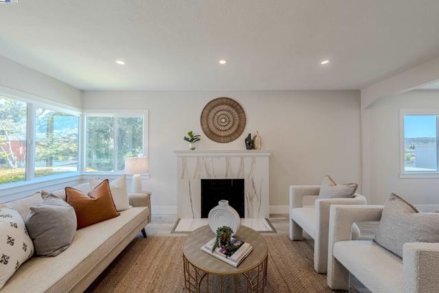 10007 Burr St, Oakland CA: https://media.crmls.org/mediaz/a46e8d8a-6545-48aa-b1e7-1421d48b654d.jpg