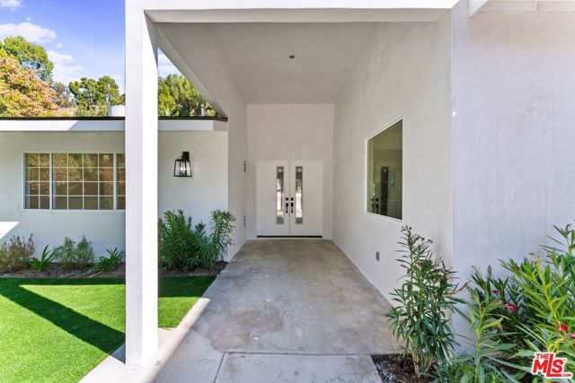 4800 Topeka Drive, Tarzana CA: https://media.crmls.org/mediaz/a46f3a27-eb29-439c-bdb6-7dd70088cc88.jpg