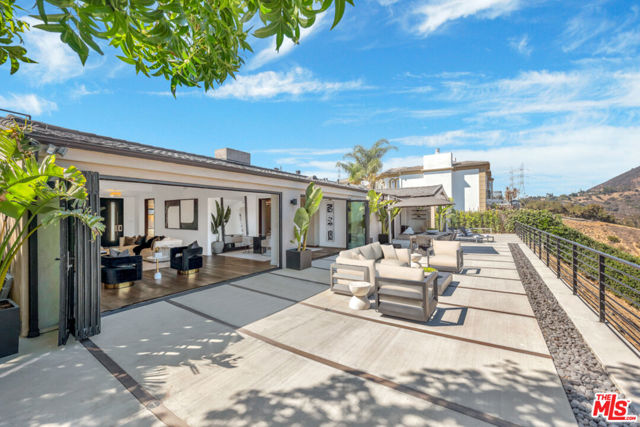 2960 LAKERIDGE Drive, Los Angeles CA: https://media.crmls.org/mediaz/a4705726-4d80-42e5-9c70-c7981f1ace6a.jpg